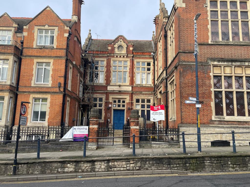 Lot: 41 - SUBSTANTIAL TOWN CENTRE PREMISES WITH POTENTIAL - Front of building